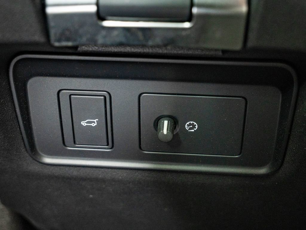 Used 2023 Gray Land Rover SE image 28