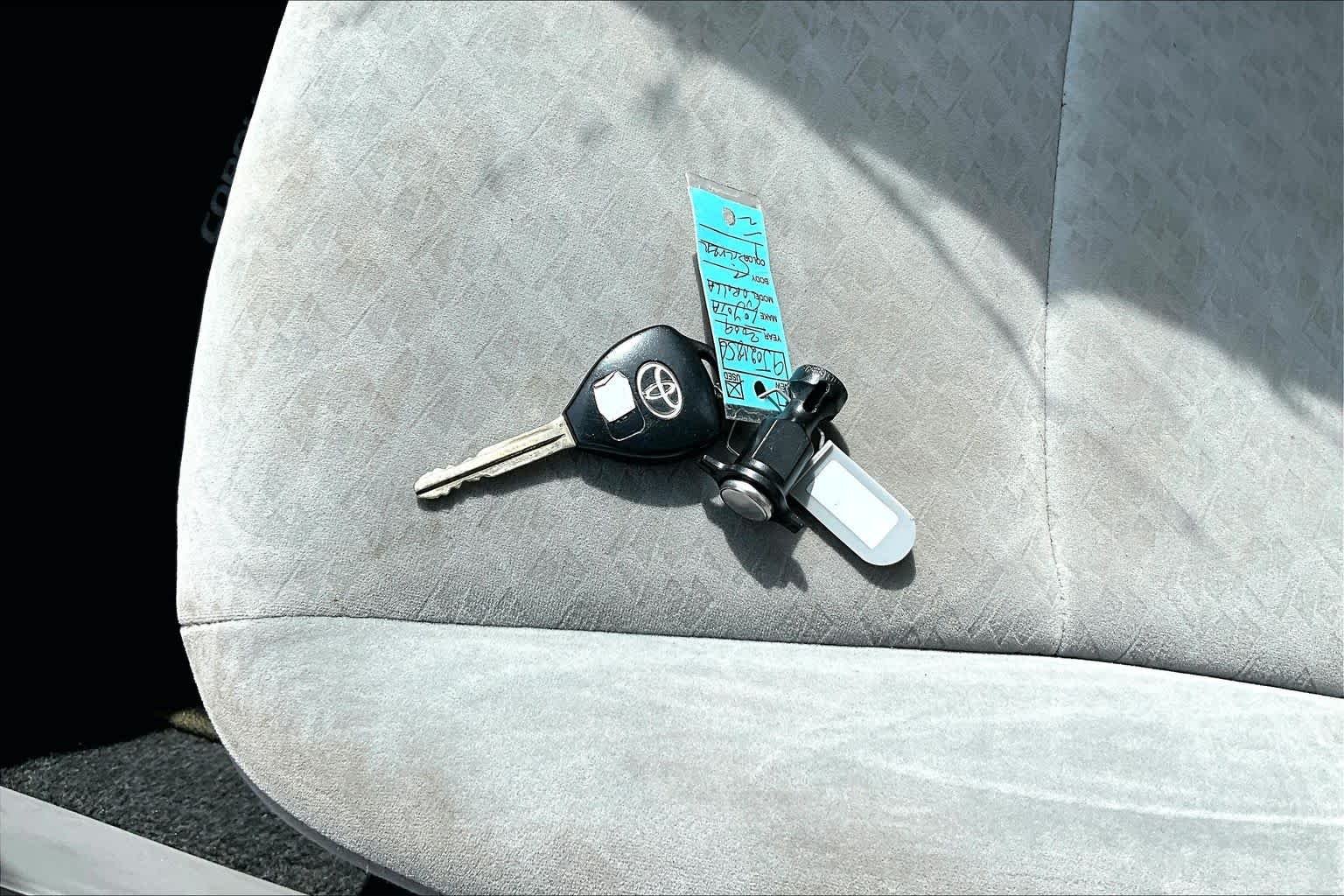 Used 2009 Classic Silver Metallic Toyota LE image 11