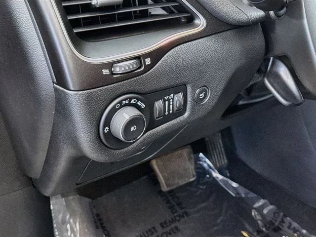 Certified Used 2021 Diamond Black Jeep Trailhawk image 10