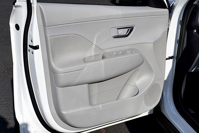 New 2026 White Hyundai SEL Premium FWD image 25