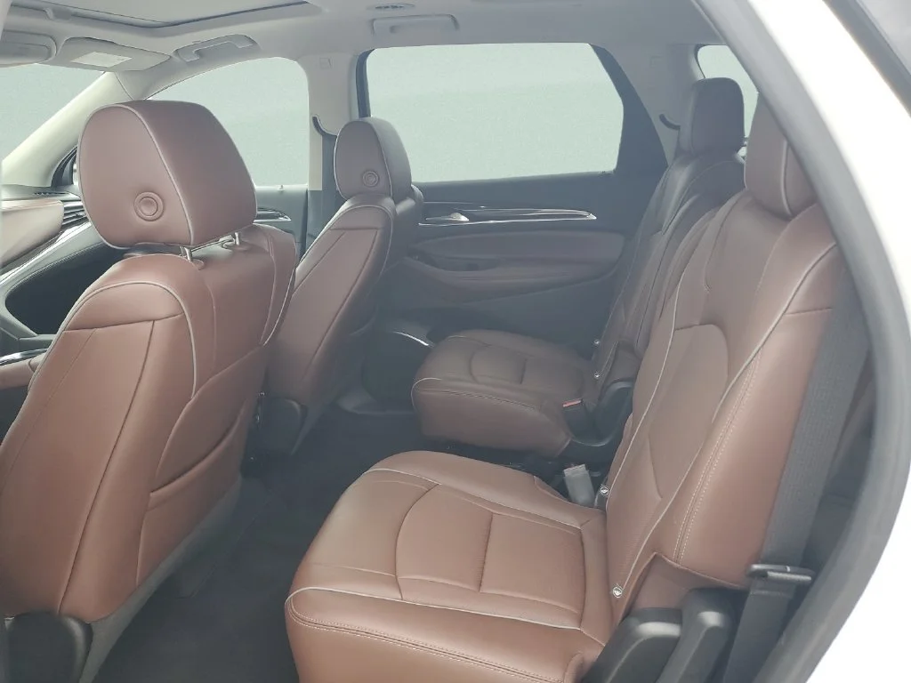 Used 2020 WHITE FROST TRICOAT Buick Avenir image 9