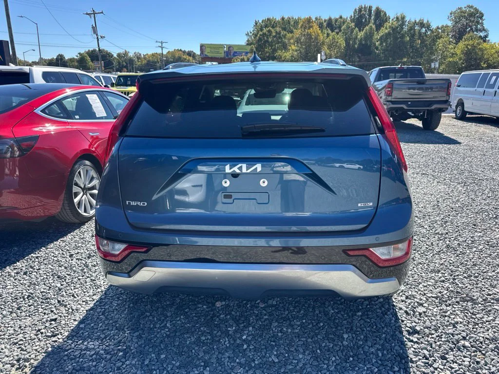 Used 2025 Blue Kia SX image 3