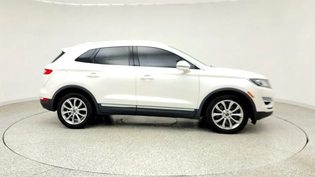 Used 2015 White Platinum Metallic Tri-Coat Lincoln AWD 4dr image 4