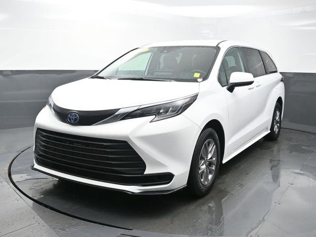 2025 Toyota Sienna LE