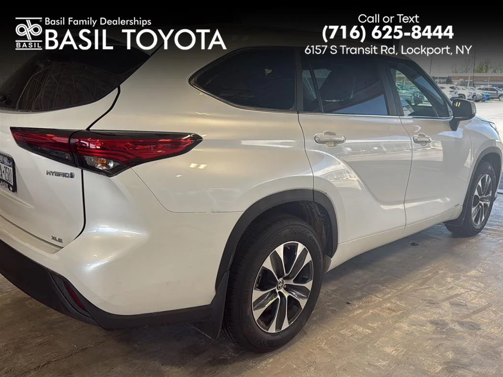 Used 2023 Wind Chill Pearl Toyota XLE image 1
