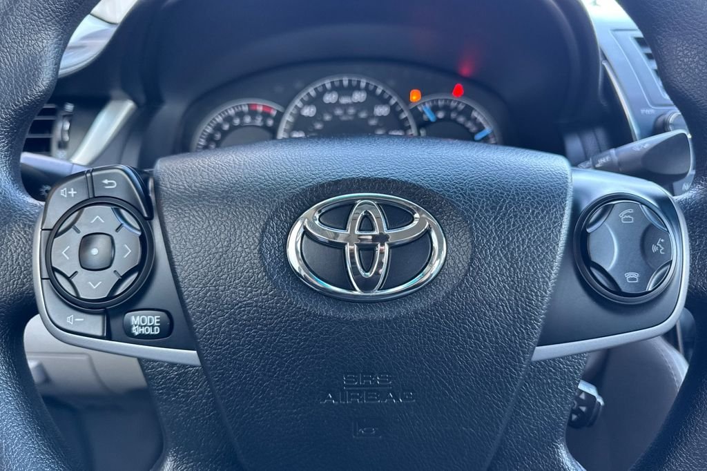 Used 2014 Silver Toyota LE image 33