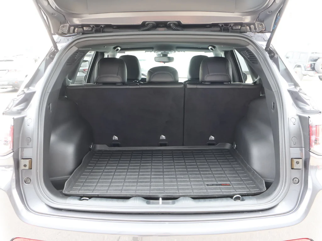 Used 2024 Gray Jeep Latitude Lux image 13