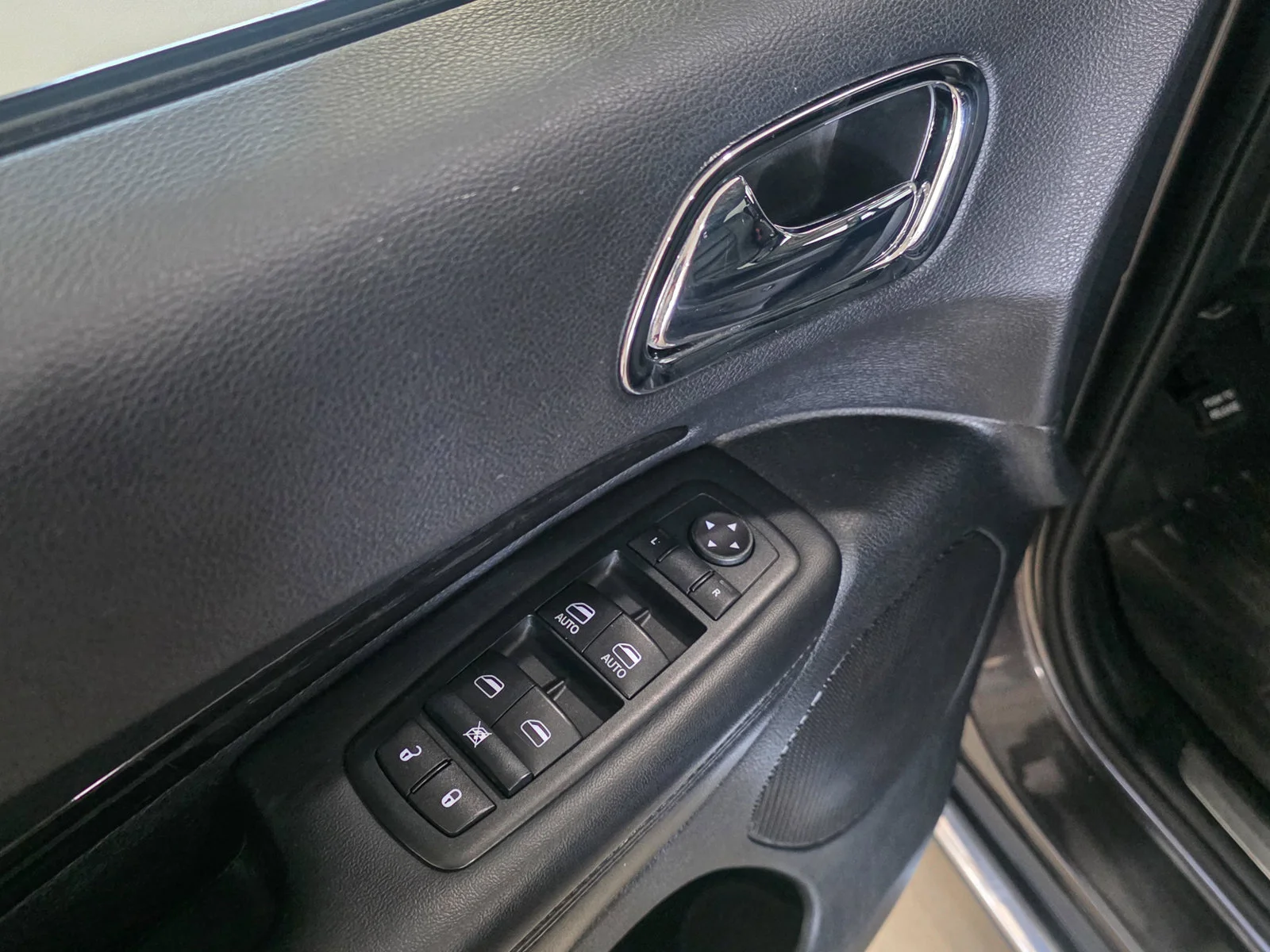 Used 2015 Gray Dodge Limited image 19