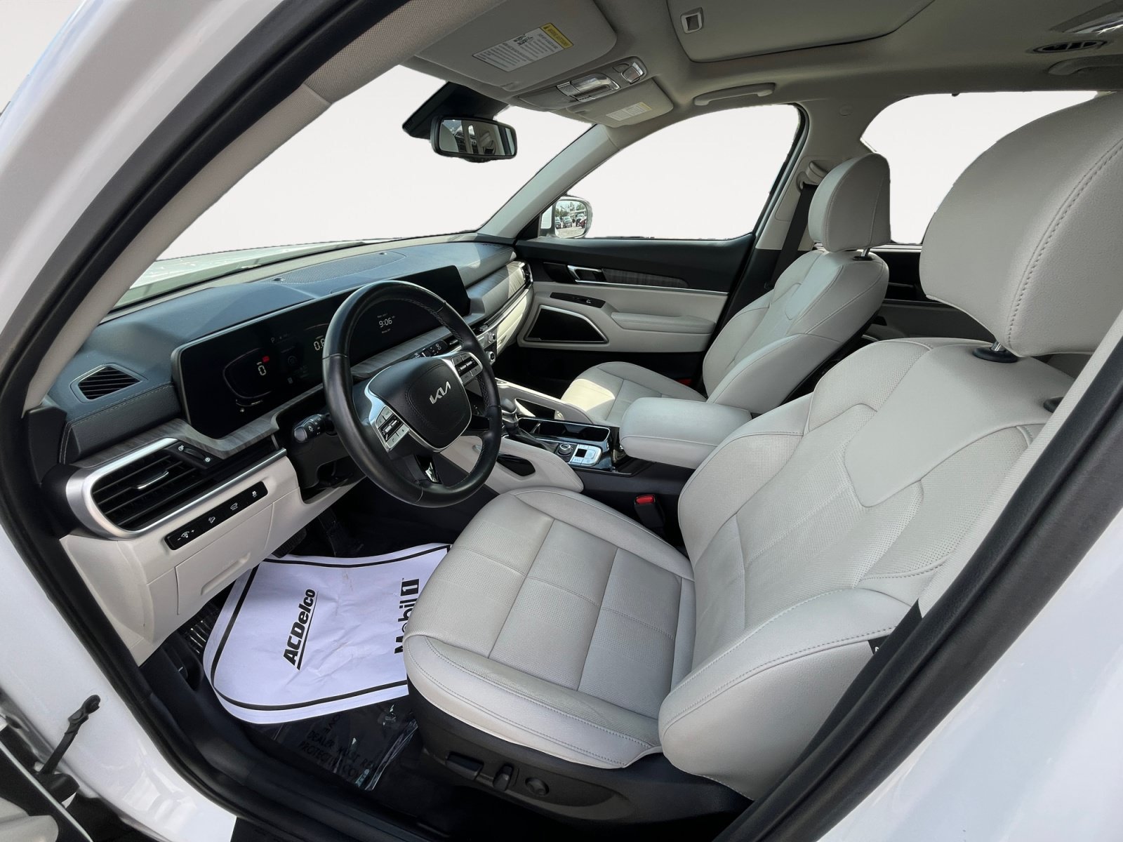 Used 2023 White Kia EX image 18