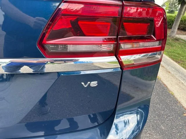 Used 2019 Blue Volkswagen 3.6L V6 SE image 10