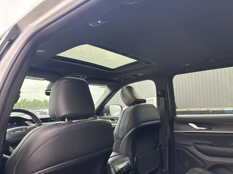 New 2026 Bright White Clear-Coat Exterior Paint Jeep Altitude image 16