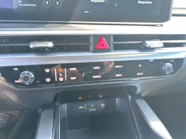 New 2026 Glacial White Pearl Kia LX image 18