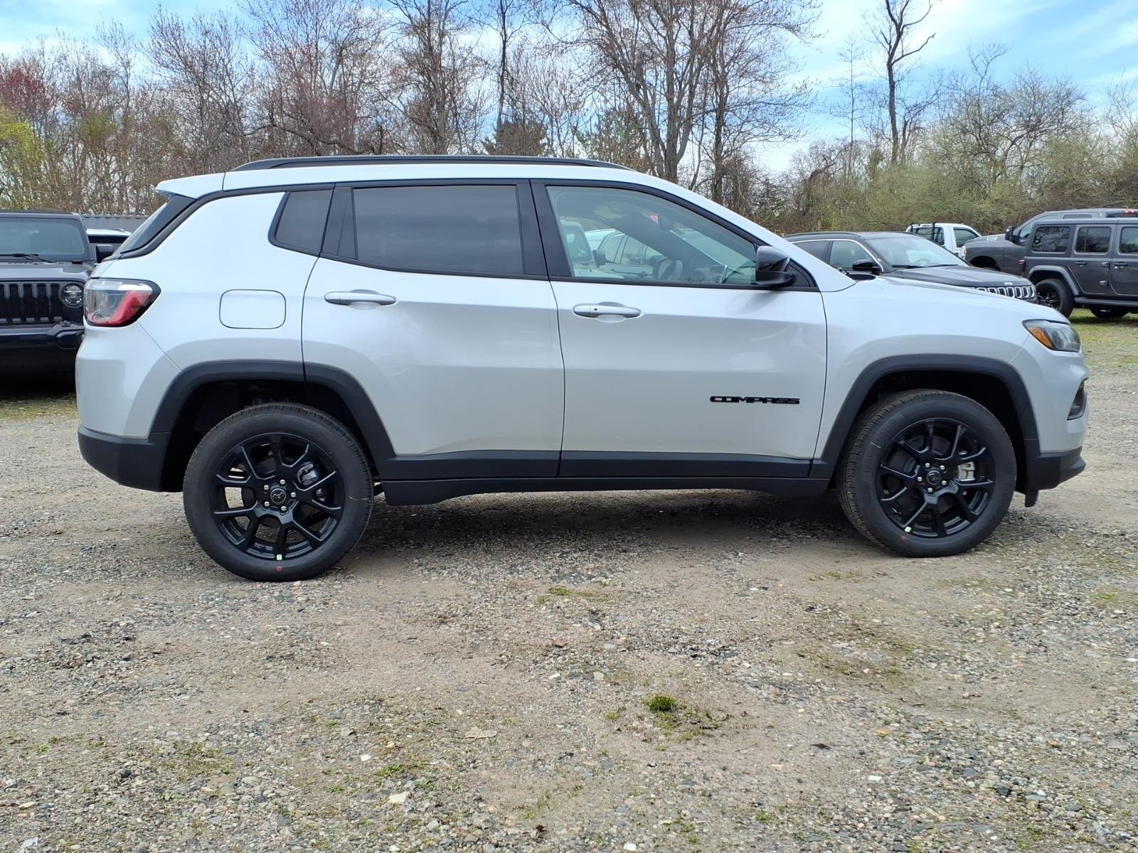 New 2026 Silver Zynith Metallic Clear-Coat Exterior Paint Jeep Latitude image 2
