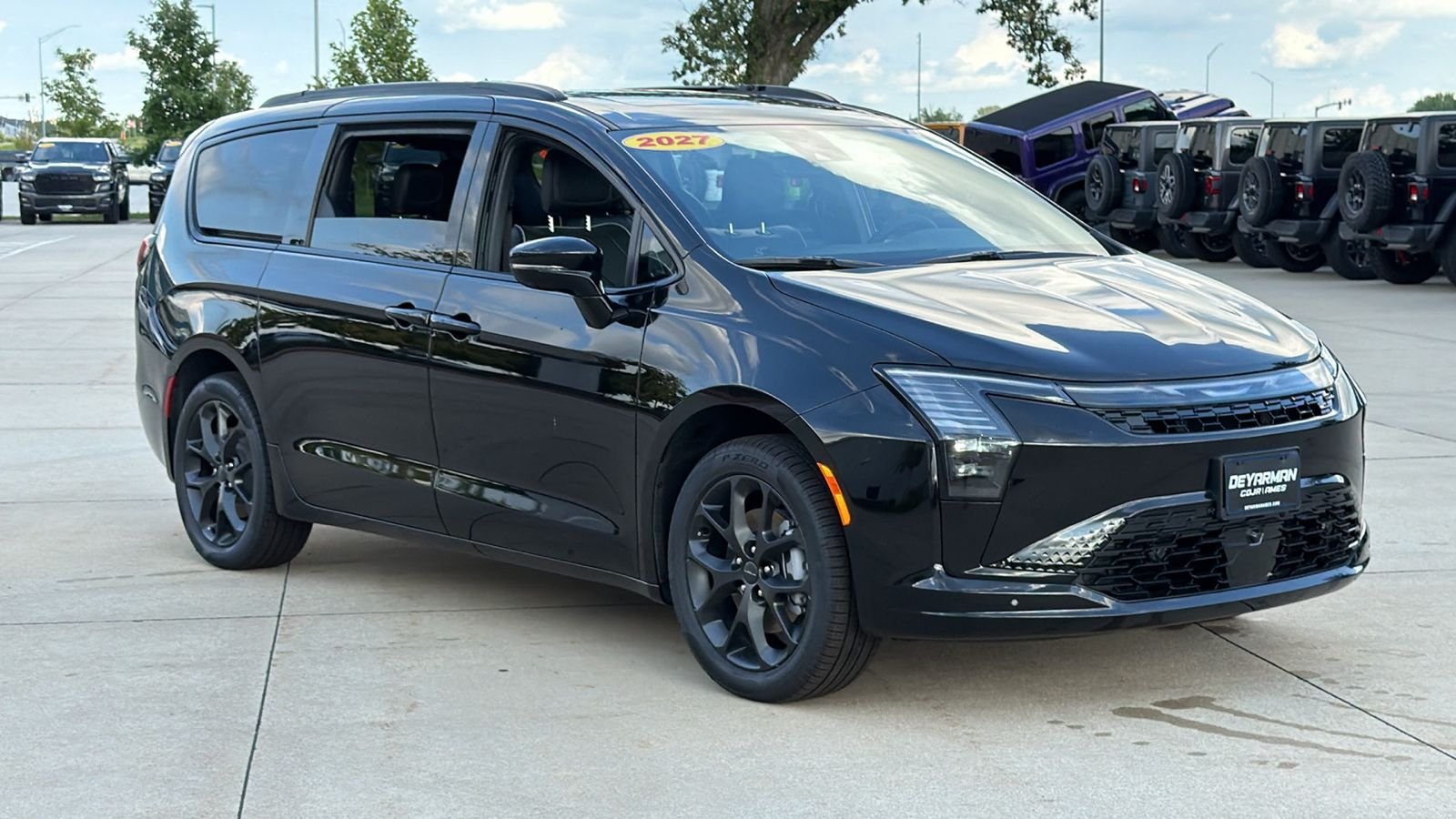 New 2027 Diamond Black Crystal Pearl-Coat Exterior Paint Chrysler Limited image 2