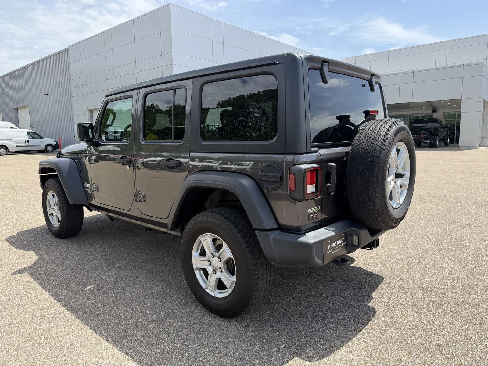 Used 2020 Granite Crystal Metallic Clearcoat Jeep Sport S image 4