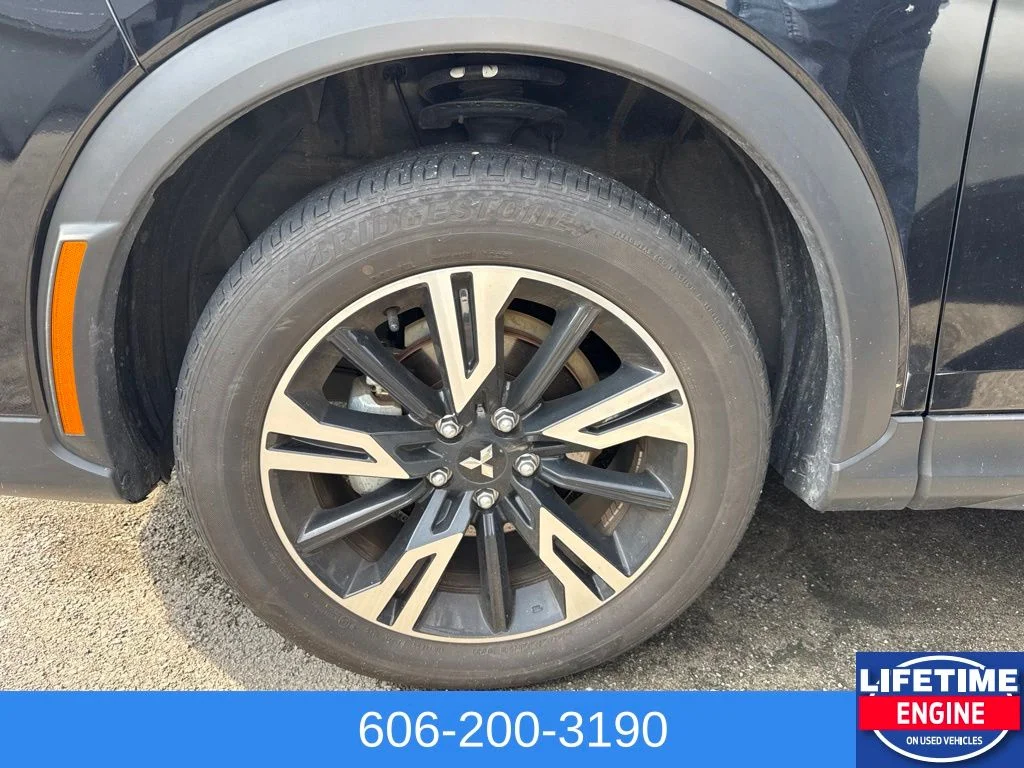 Used 2025  Mitsubishi SE image 12