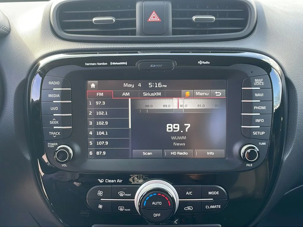 Used 2017 Silver Kia Plus image 25
