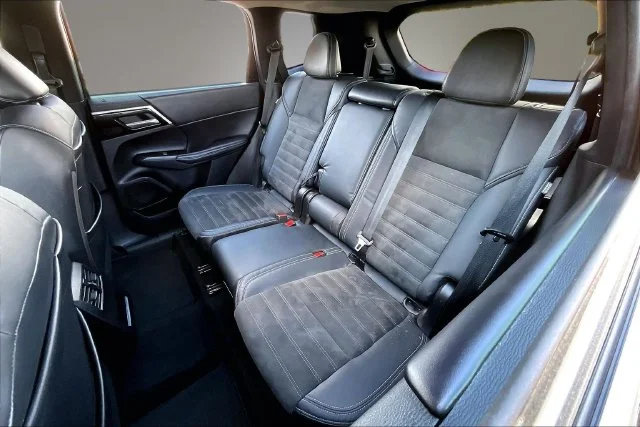 Used 2023 Black Mitsubishi SE image 21