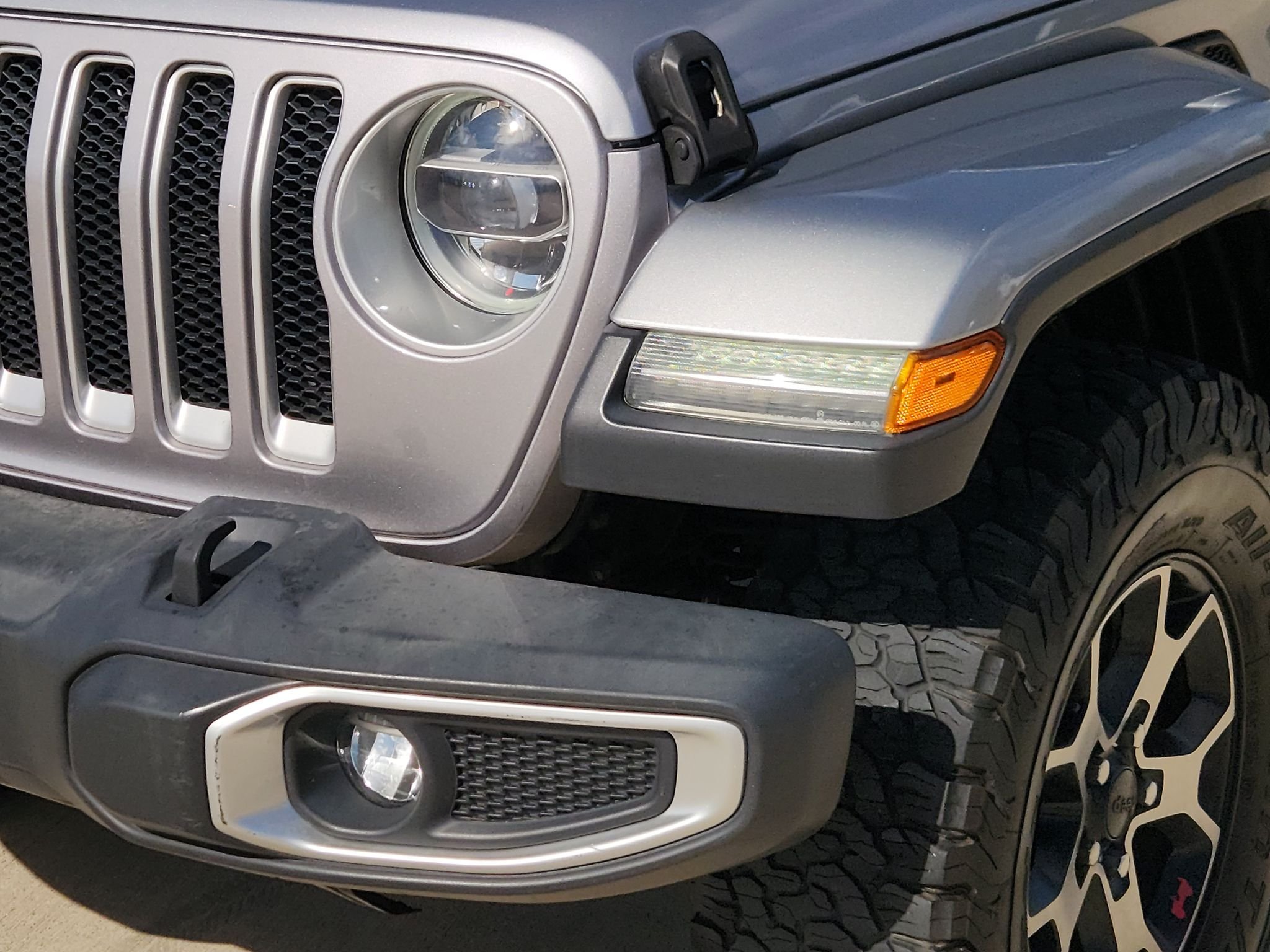 Used 2018 Billet Silver Metallic Clearcoat Jeep Sahara image 10