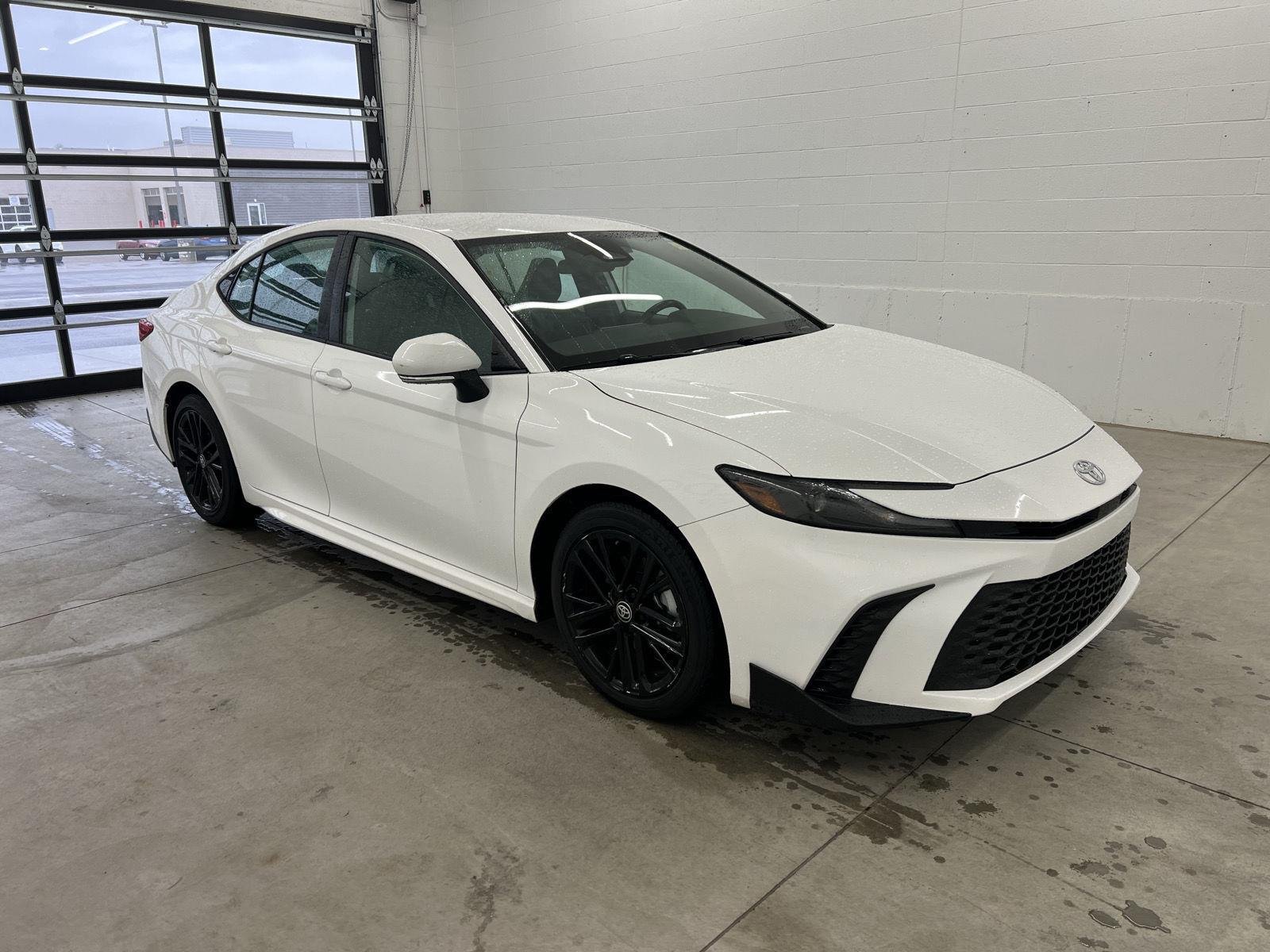 2025 Toyota Camry SE - Photo 5