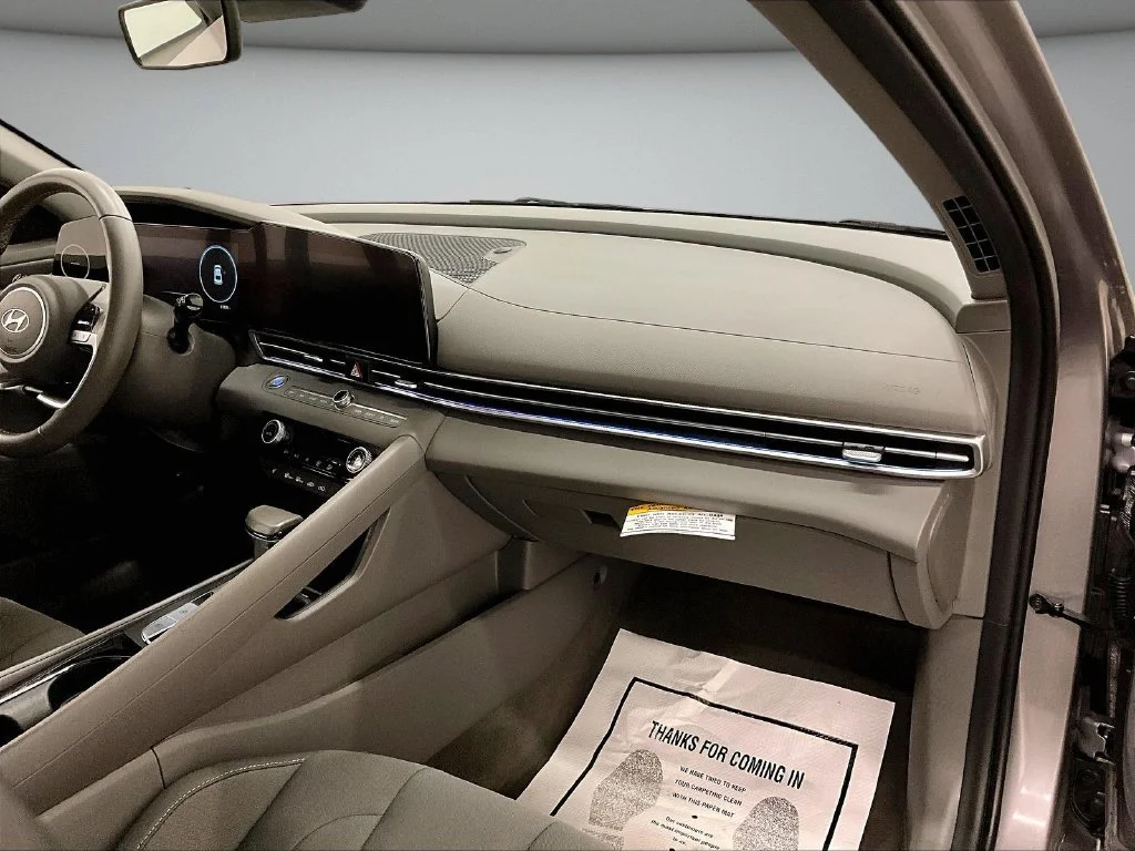 Used 2025 Silver Hyundai SEL Convenience image 26