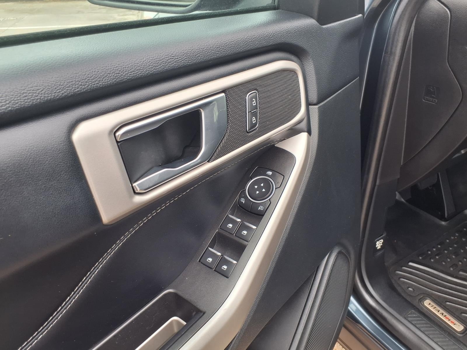 2022 Ford Explorer photo 18 of 26