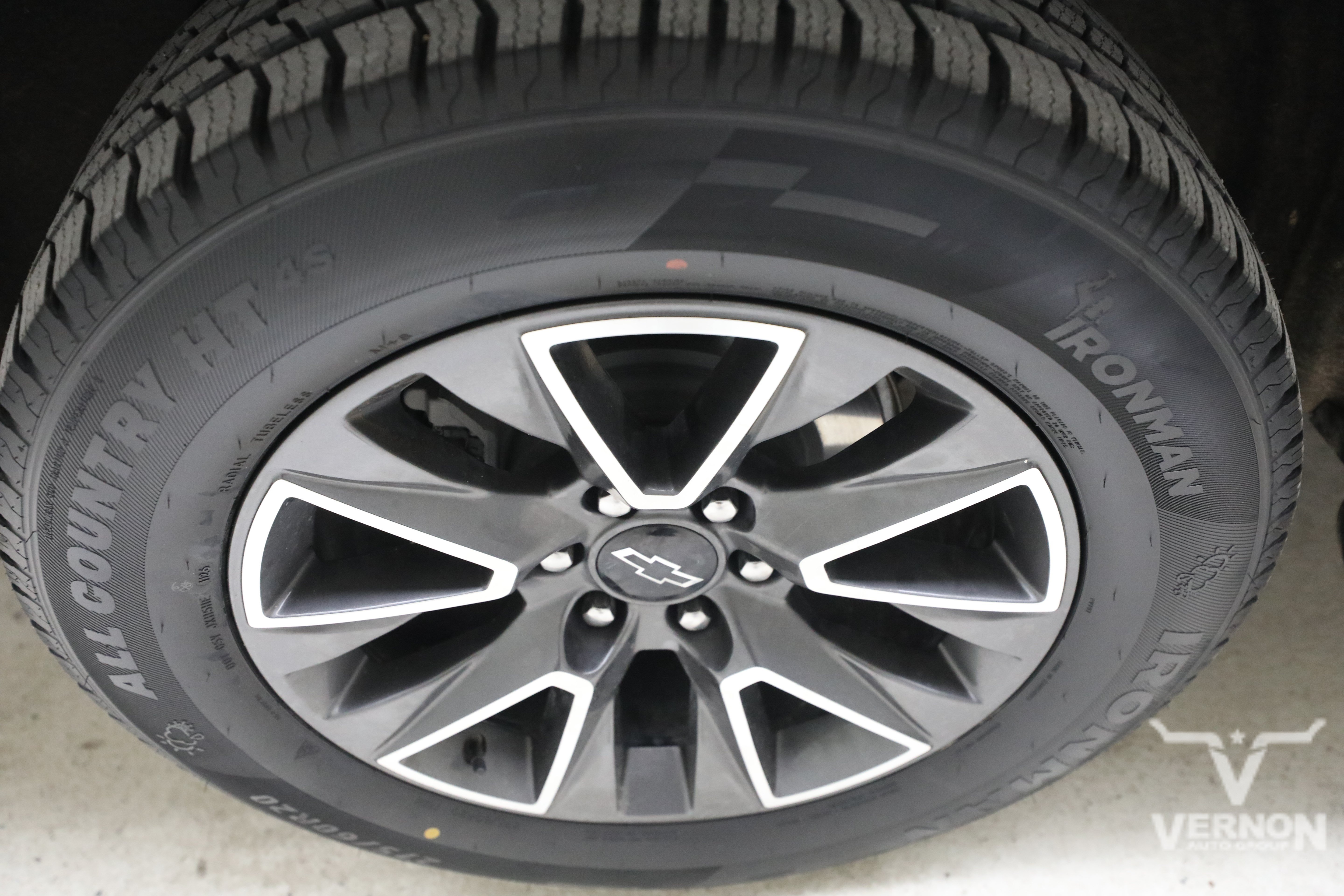 Used 2024 Iridescent Pearl Tricoat Chevrolet Y image 33