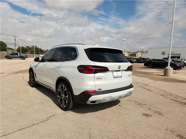 Used 2025 Alpine White BMW sDrive40i 4x2 Sports Activity Vehicle image 2