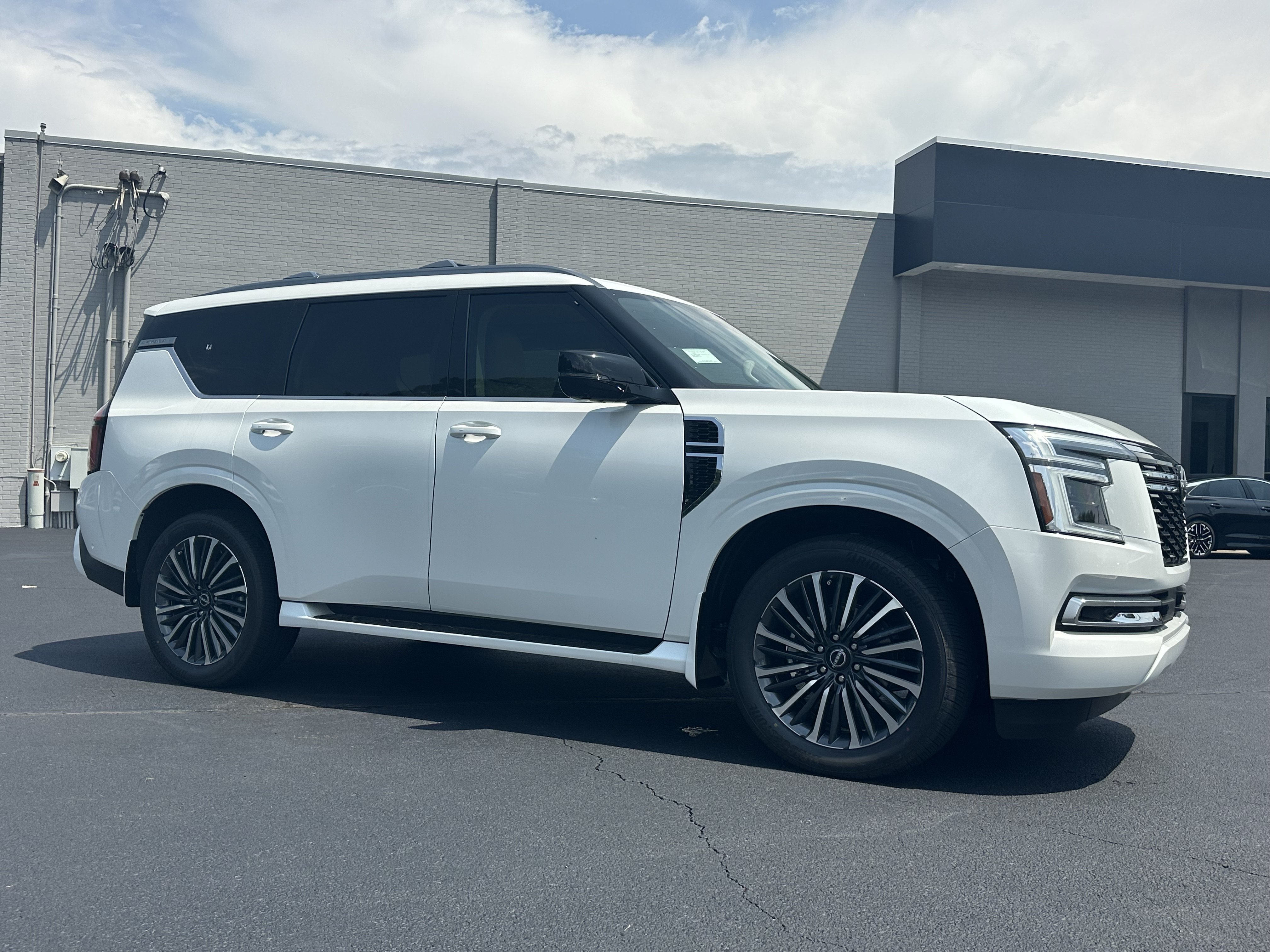New 2026 Everest White Pearl Tricoat Nissan Platinum Reserve image 2