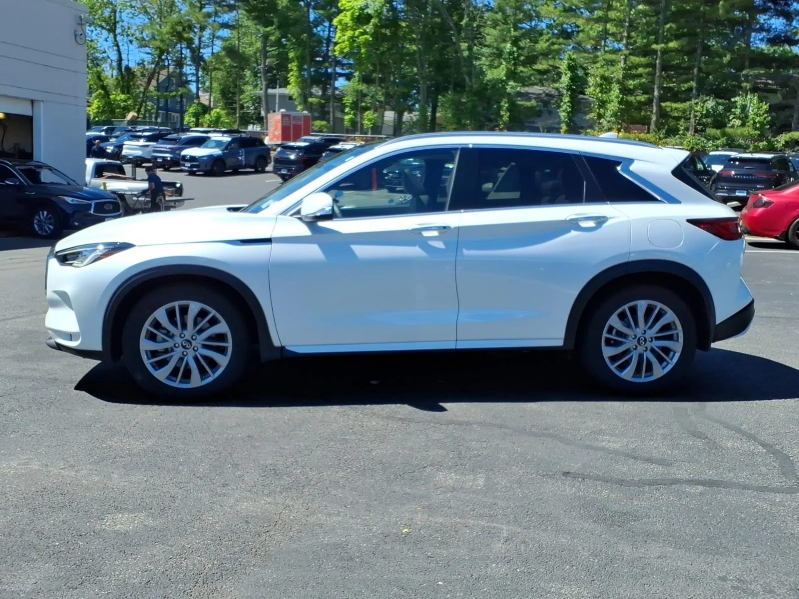 Certified Used 2025 White INFINITI LUXE image 9