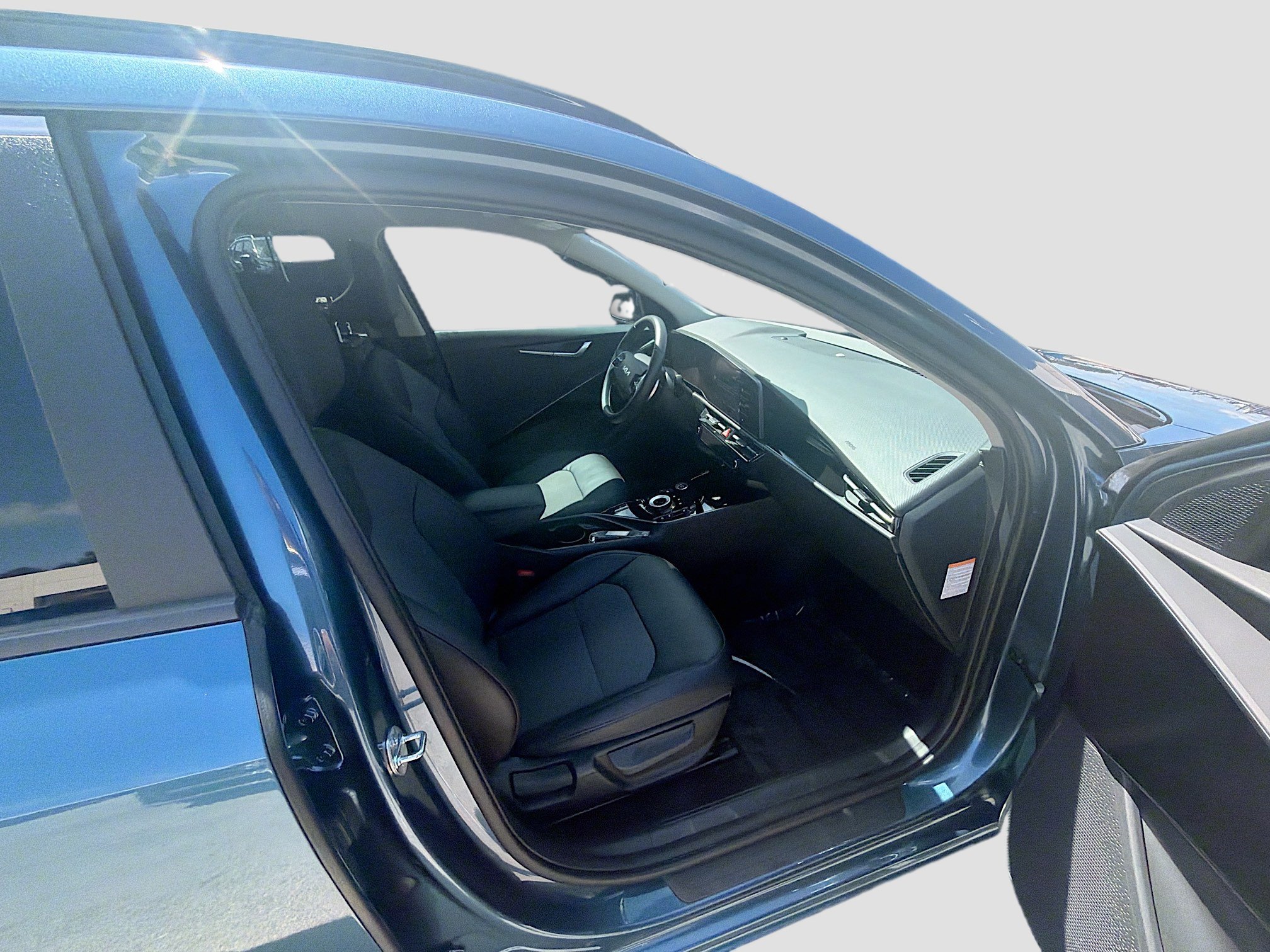 Used 2024 Mineral Blue Kia Wind image 29