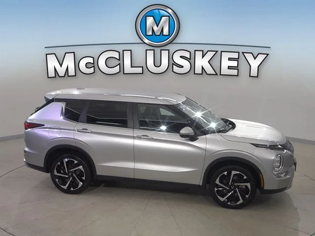 Used 2024 Silver Mitsubishi SE image 12