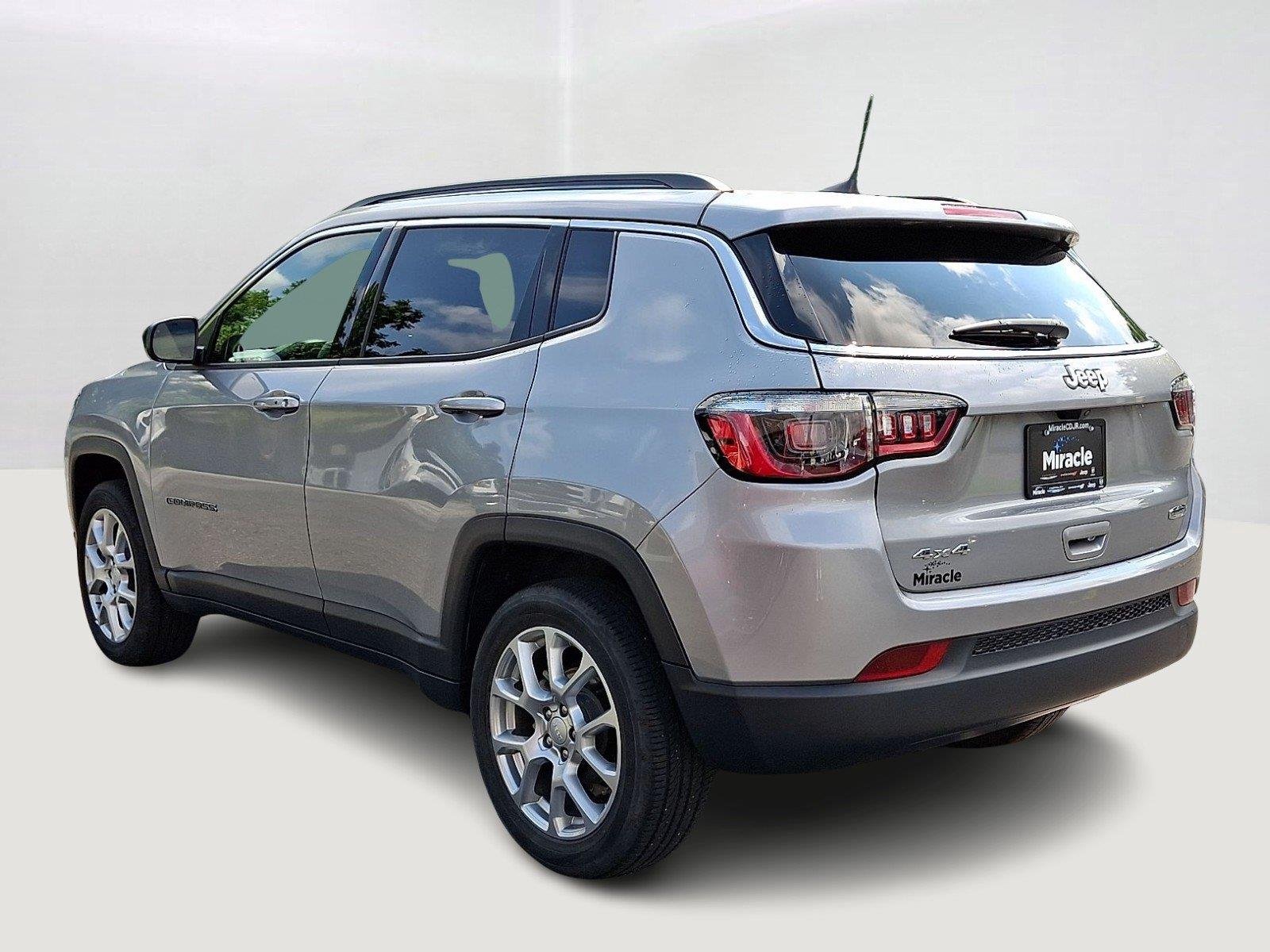 Used 2023 Billet Silver Metallic Clearcoat Jeep Latitude Lux image 4