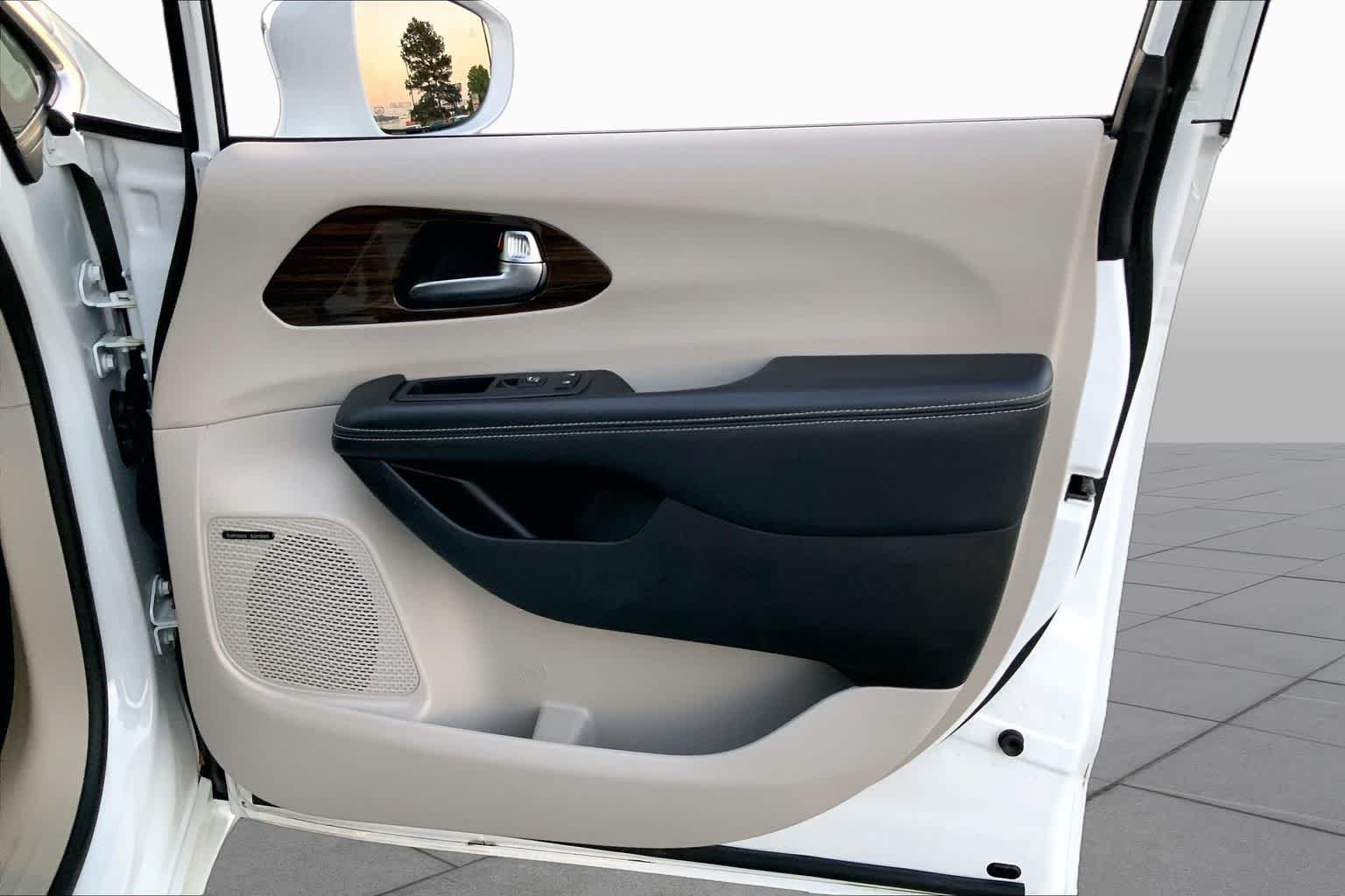 Used 2022 Bright White Clearcoat Chrysler Limited image 22