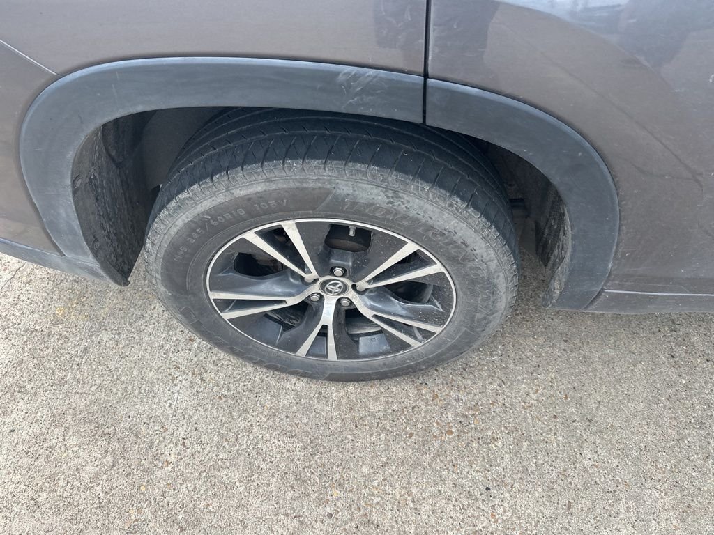Used 2017 Gray Toyota LE image 9