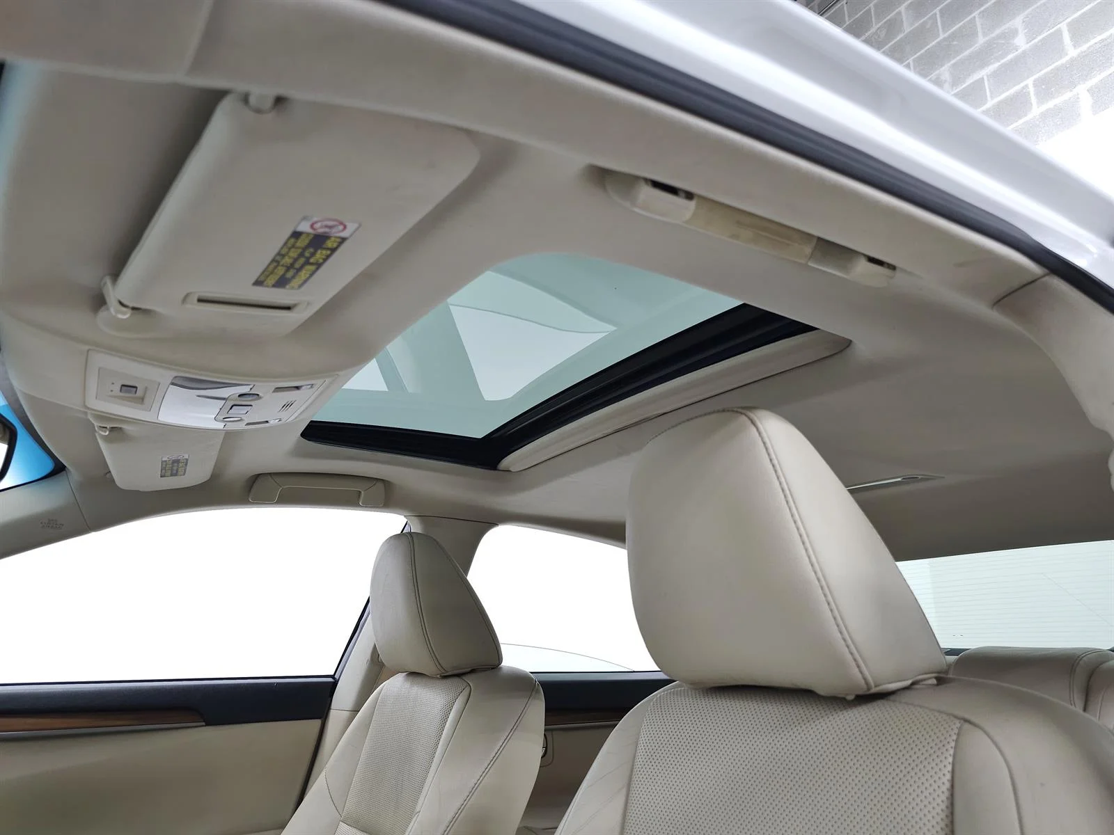 Used 2014 White Lexus  image 16