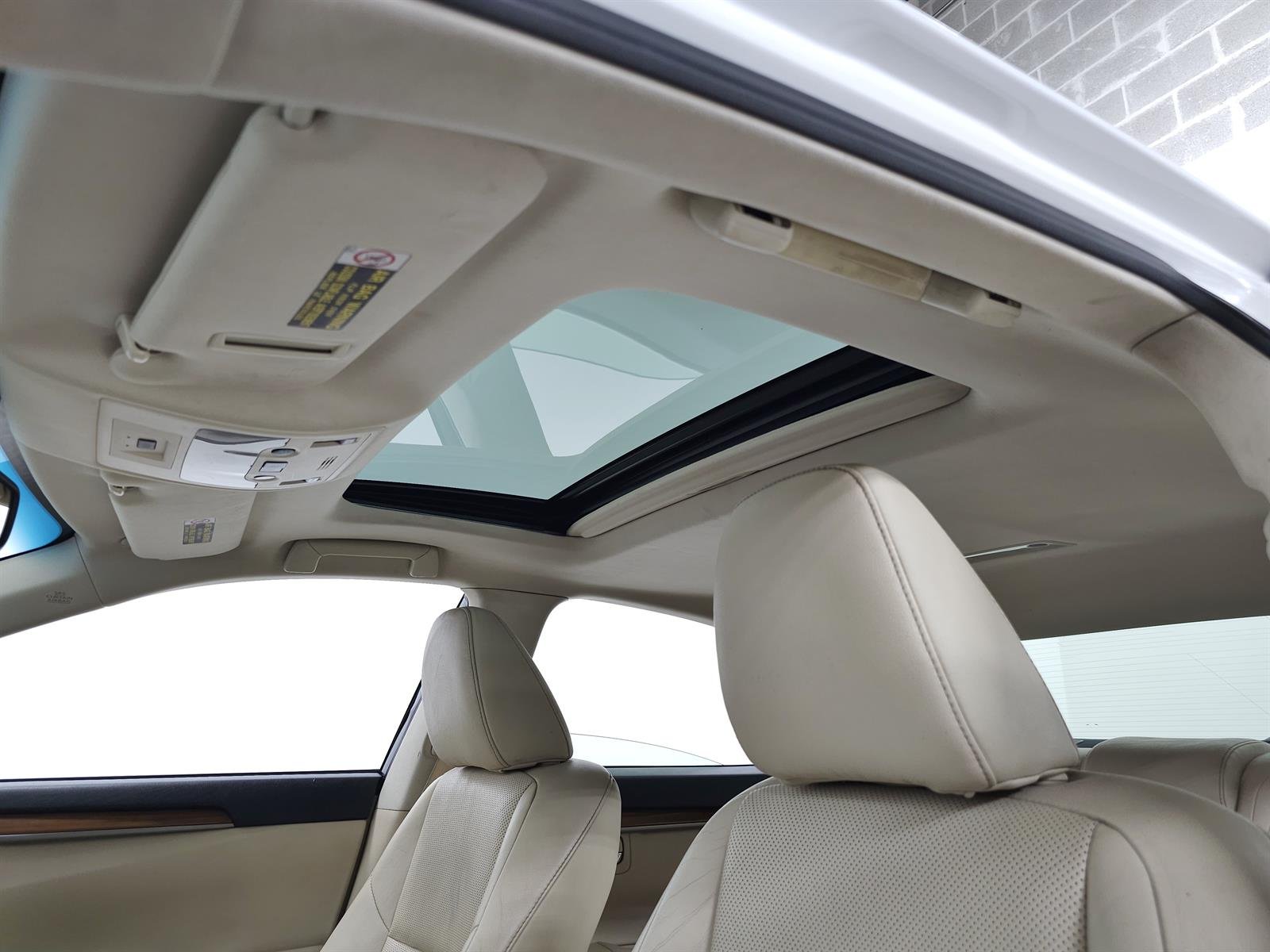 Used 2014 White Lexus  image 16