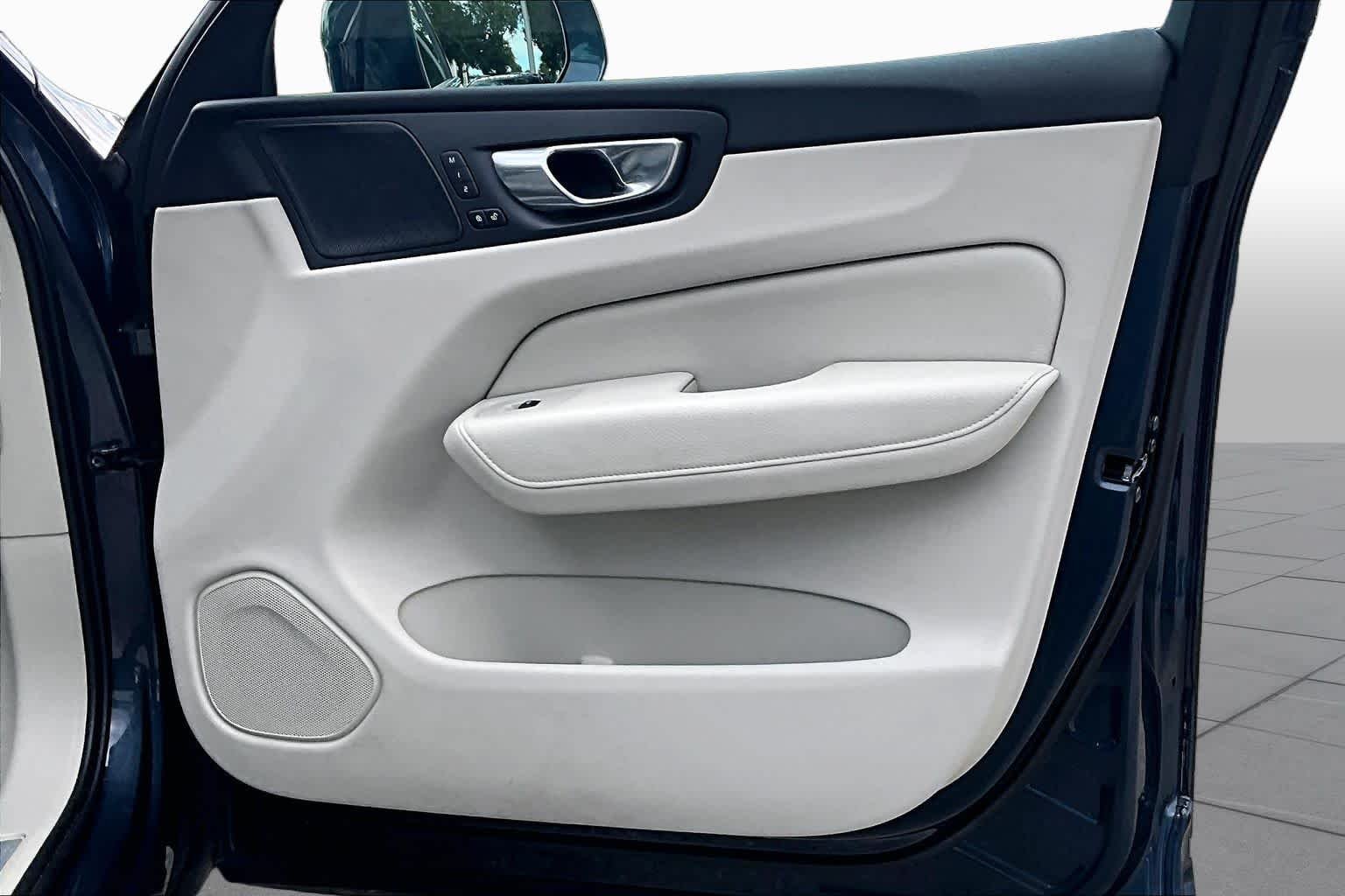 Used 2020  Volvo Inscription image 27