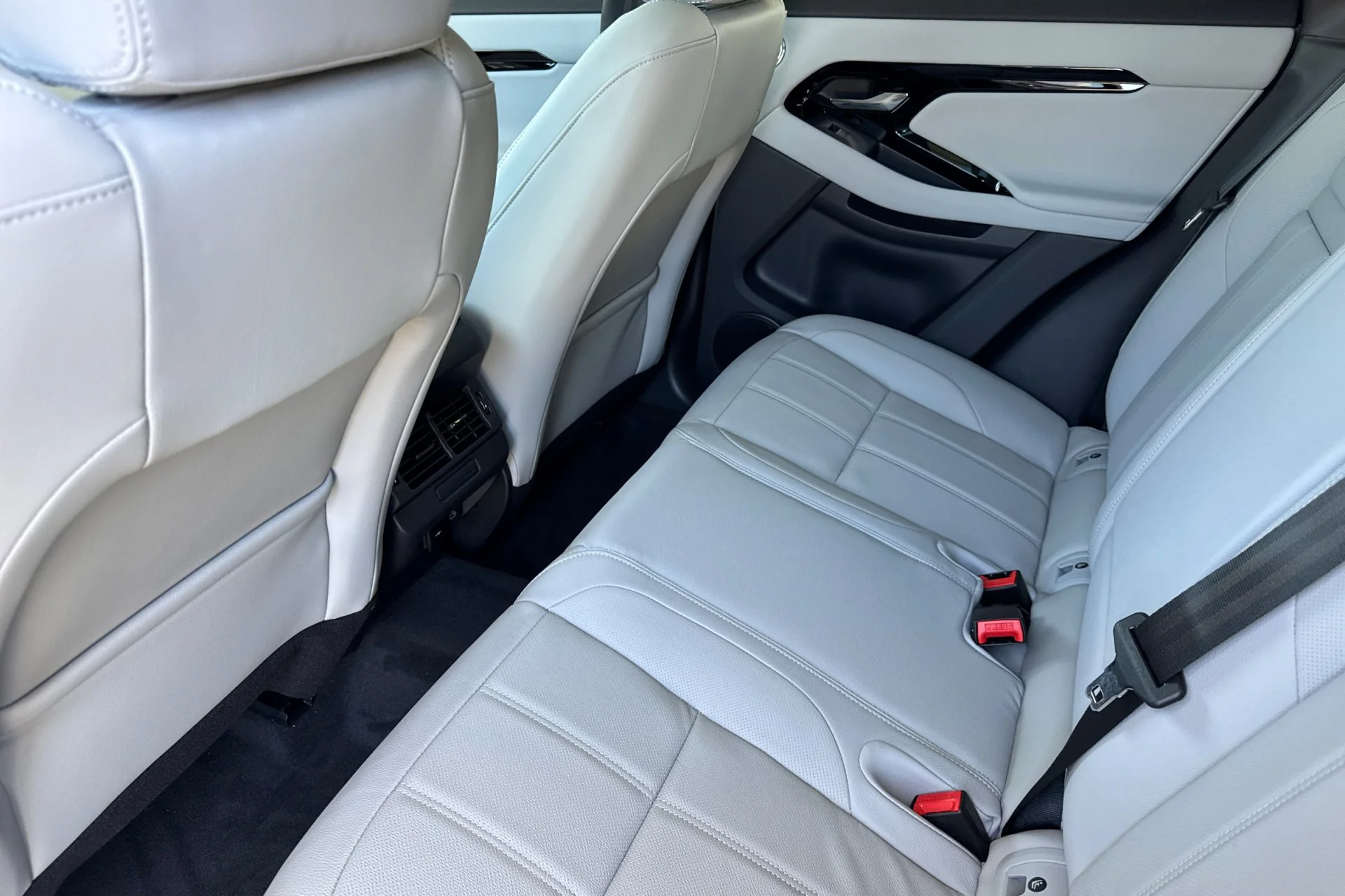 New 2026 ARROIOS GREY Land Rover Core S image 4