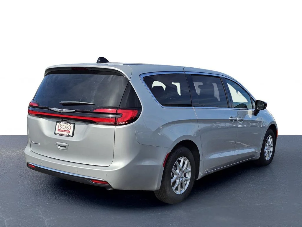 New 2026 Silver Mist Clear-Coat Exterior Paint Chrysler Select image 8
