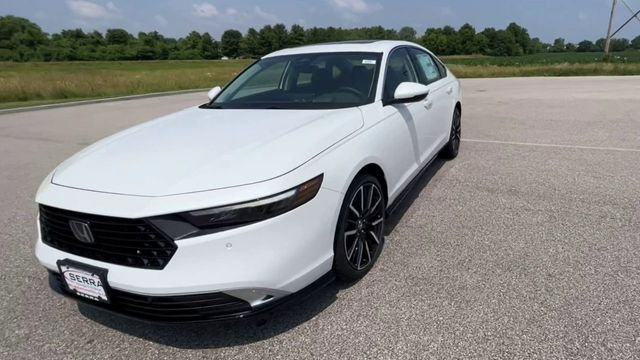 Used 2024 Platinum White Honda Touring image 4