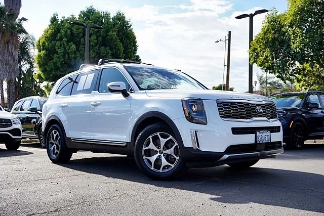 Used 2021 White Kia EX image 1