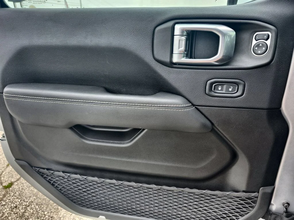Used 2022 Silver Jeep Overland image 23