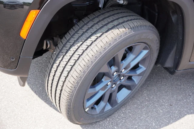 New 2026 Diamond Black Crystal Pearl-Coat Exterior Paint Jeep Limited image 9