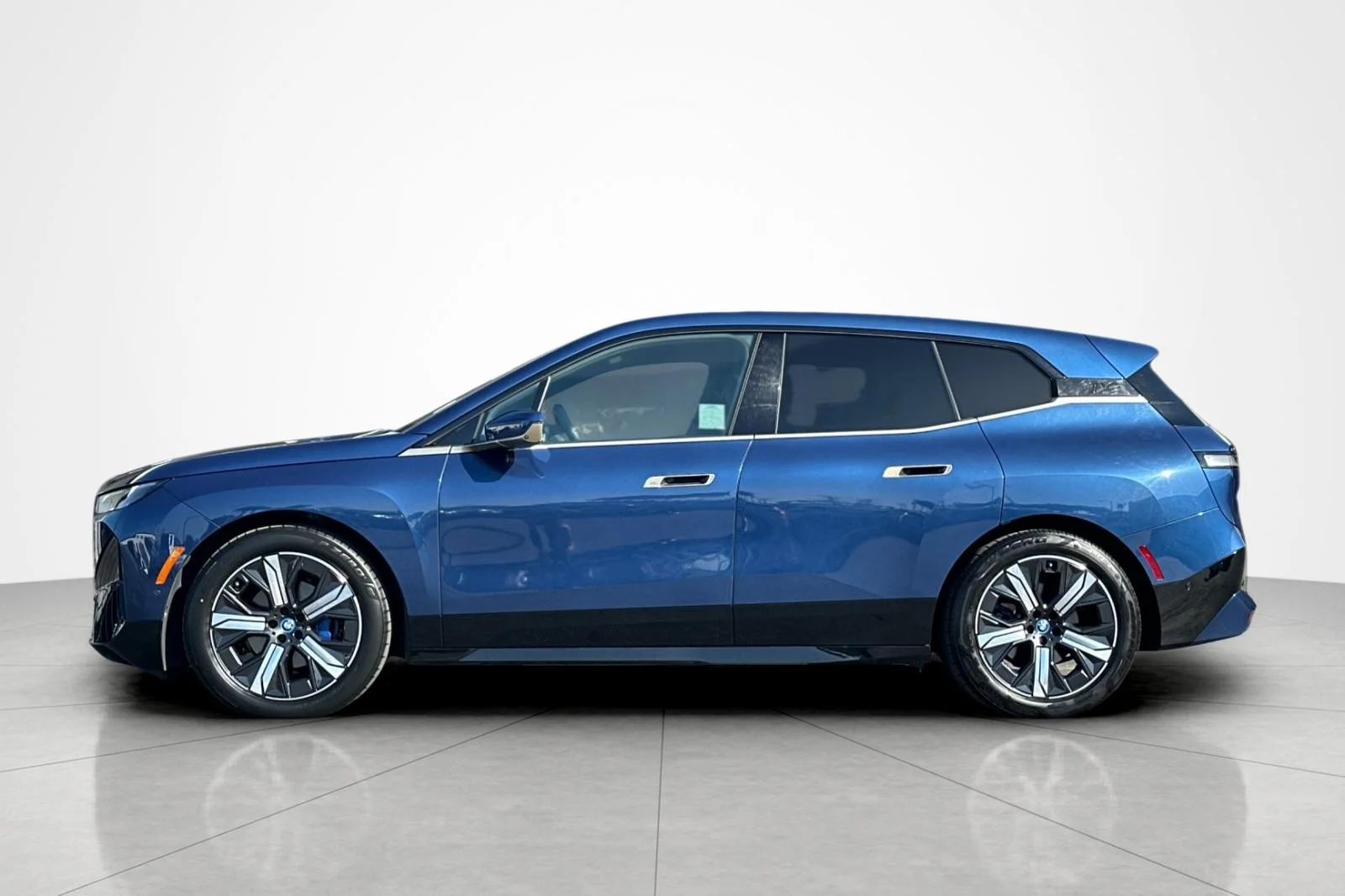Used 2022 Phytonic Blue Metallic BMW xDrive50 image 2
