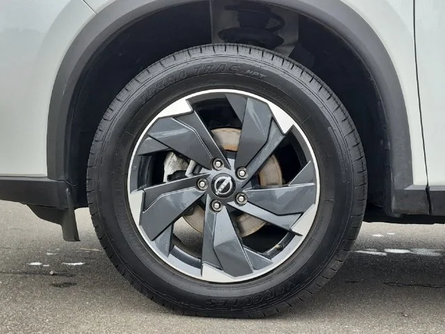 Used 2025 White Nissan SV image 17