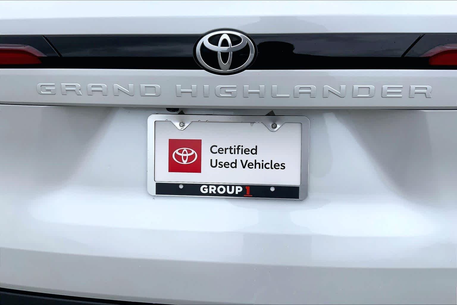 Used 2025 Wind Chill Pearl Toyota XLE image 10