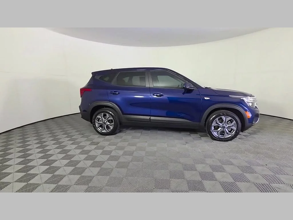 Used 2025 Dark Ocean Blue Kia LX image 36