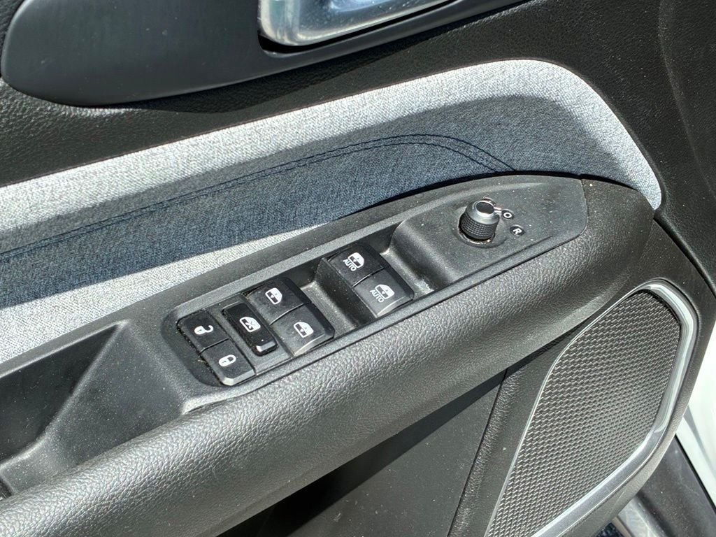Used 2024 White Jeep Latitude image 21