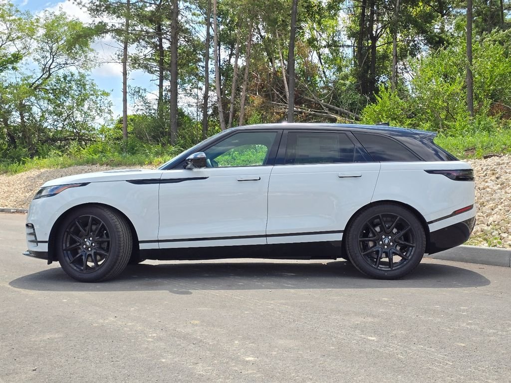New 2026 Fuji White Land Rover Dynamic se image 3